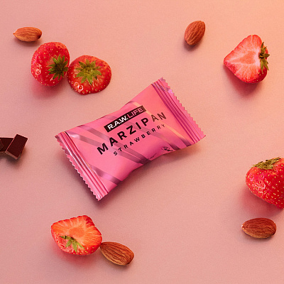 Конфета R.A.W. LIFE Marzipan Wild Strawberry / Клубника